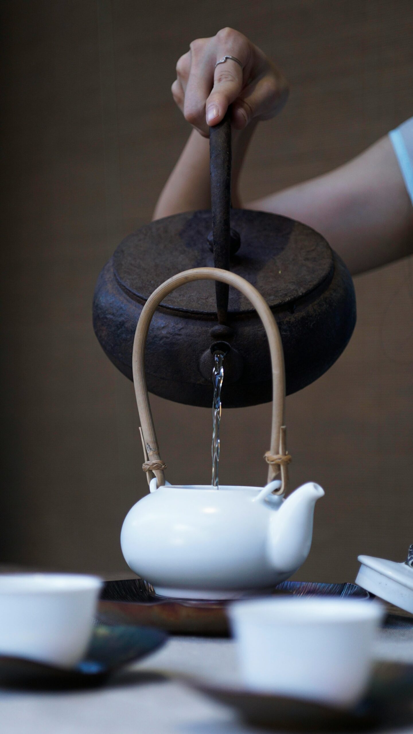 急須からお茶を丁寧に注ぐイメージ
